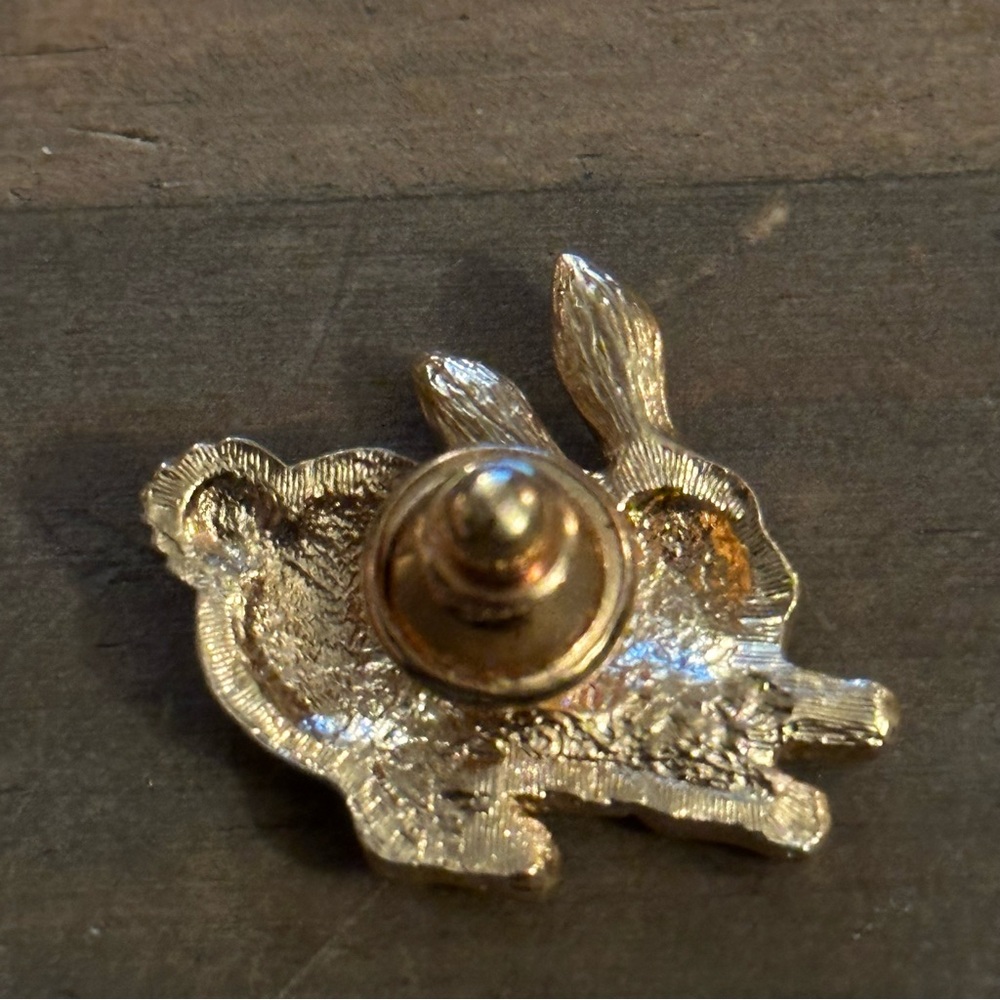 Vintage gold tone bunny tac pin with seed pearls - Picture 3 of 3